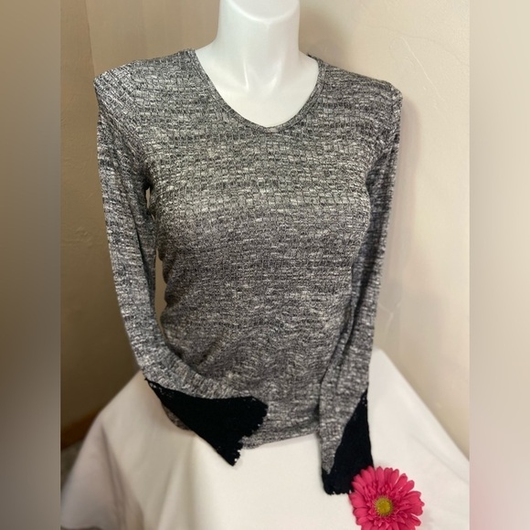 Chloe K~Variegated Black & White V-Neck Top~Heavy Lace Designed Cuffs~Size L - Picture 1 of 9